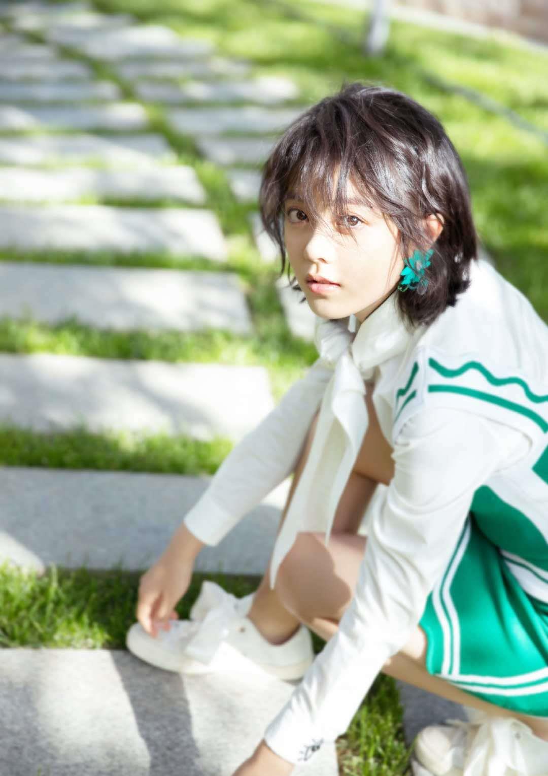 少年派林妙妙剧外太时髦穿短裙秀美腿清纯可爱养眼又撩人