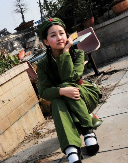 瞧瞧如今的小女孩——激情演绎的65式女兵军服的英姿与风采吧!