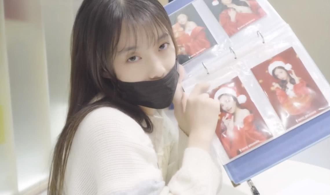 冠军中单rookie女友小钰又晒照片, 网友: 素颜也好看!