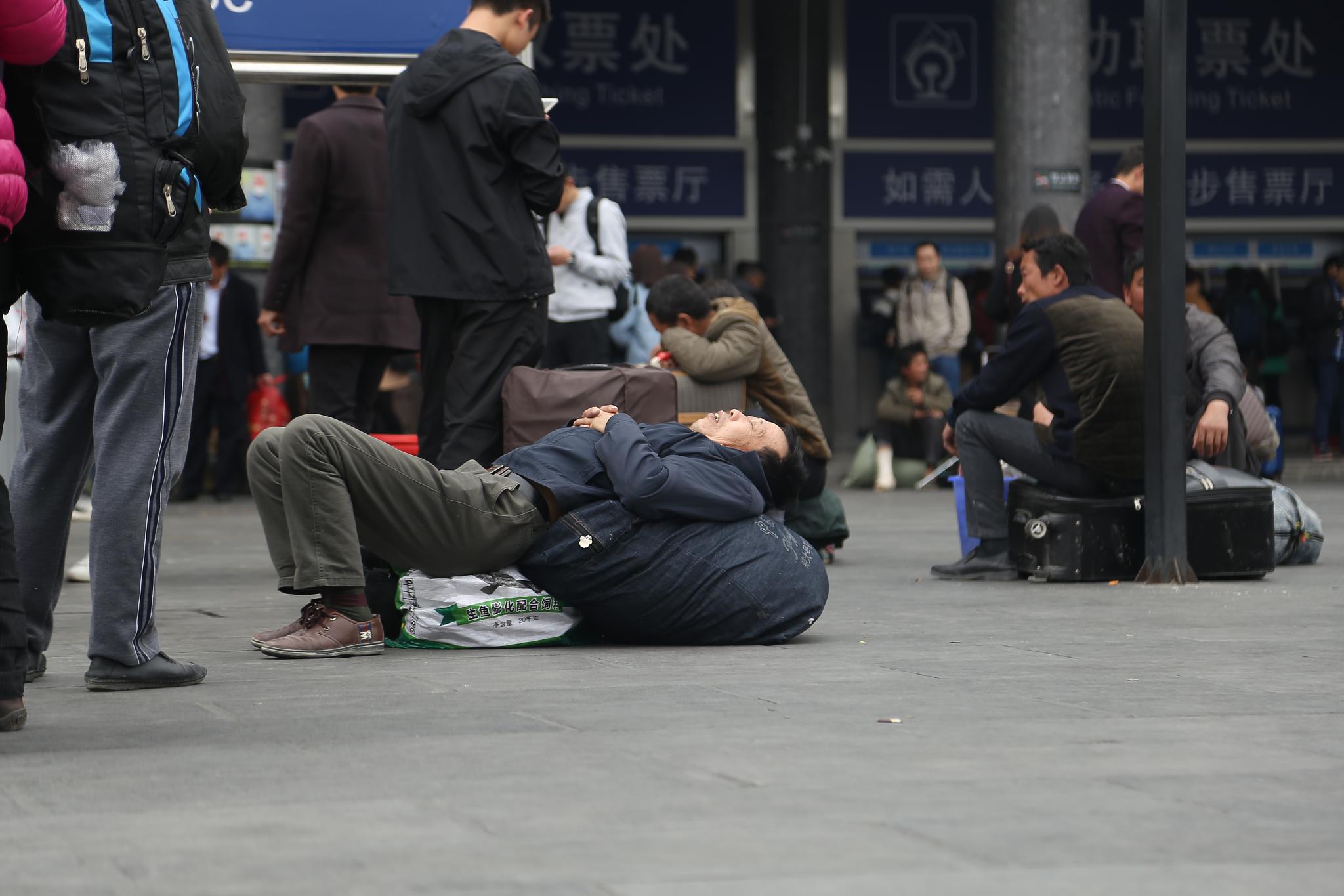 实拍广州火车站"最美"睡姿 疲惫到席地而睡瞬间入梦
