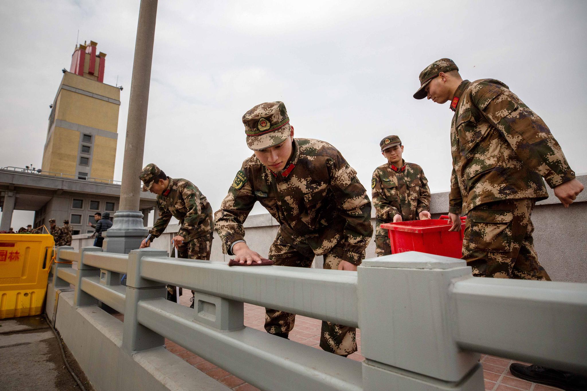武警守桥兵50年如一日守护南京长江大桥 被誉为"守护神"