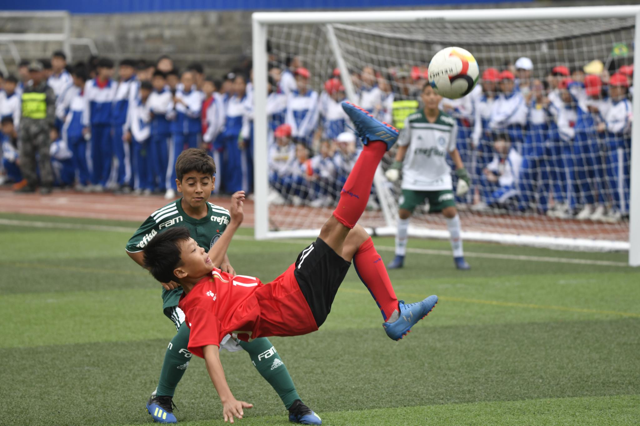 巴西帕尔梅拉斯少儿男足队轻取琼中男中