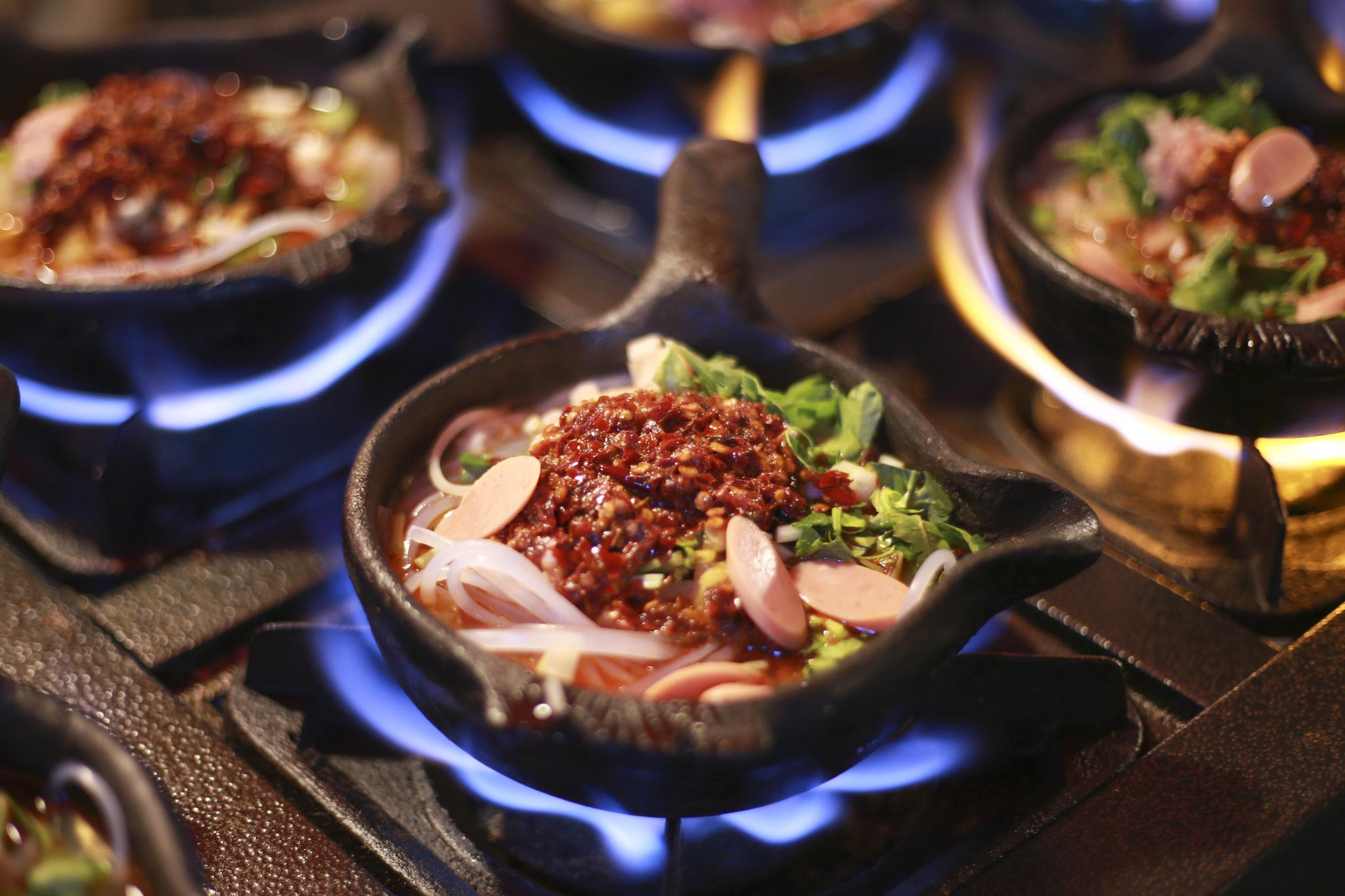 小锅凉粉是如何做出来的,它需要哪些佐料,吃过的您还记得吗?