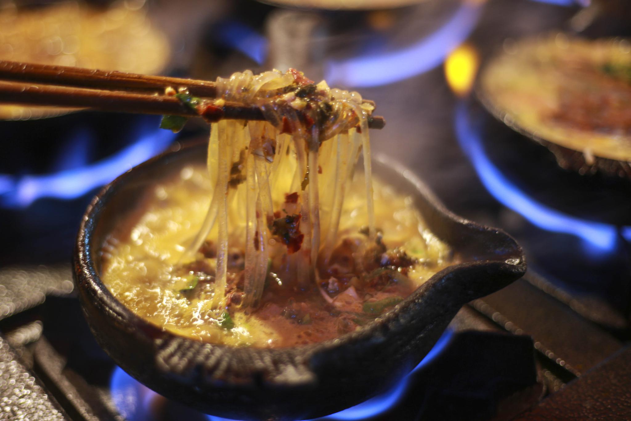 小锅凉粉是如何做出来的它需要哪些佐料吃过的您还记得吗