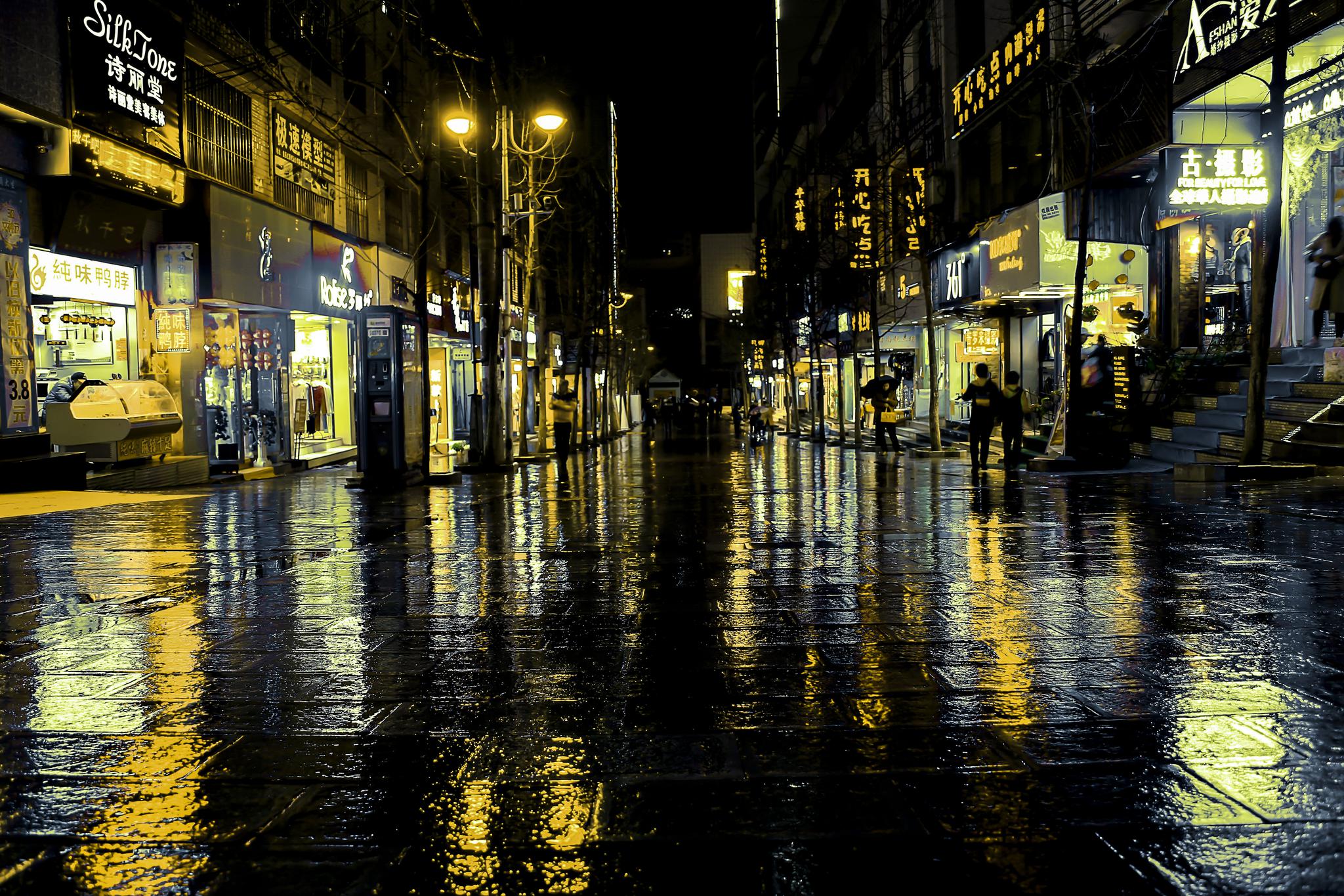 风雨过后,清冷寂静的街道.