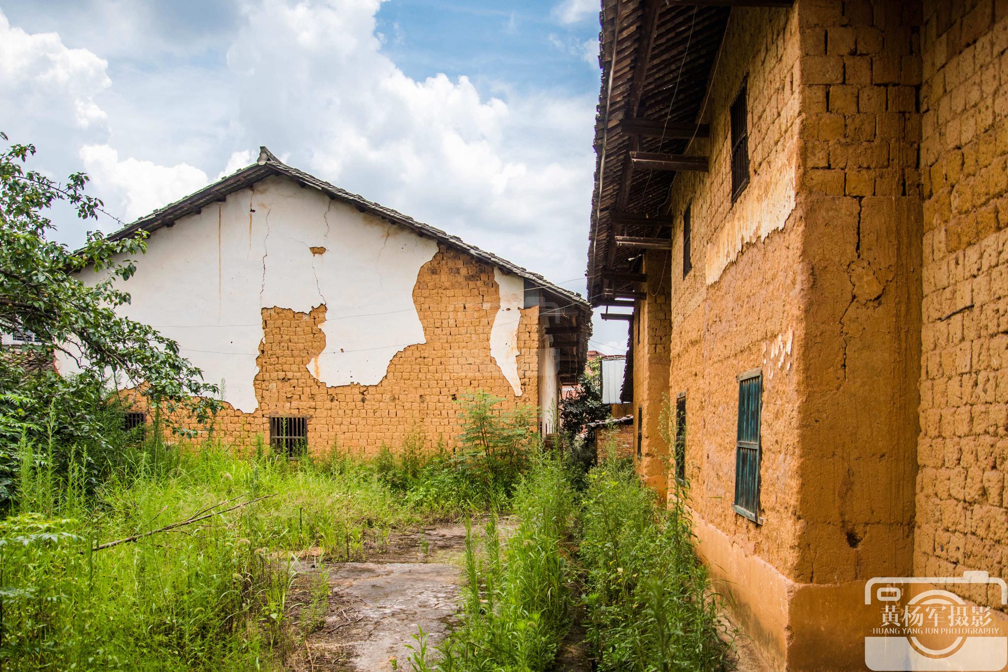 于都县罗坪村阳光下的老土房,斑驳老旧的墙,熟悉的黑瓦土砖_高清图集