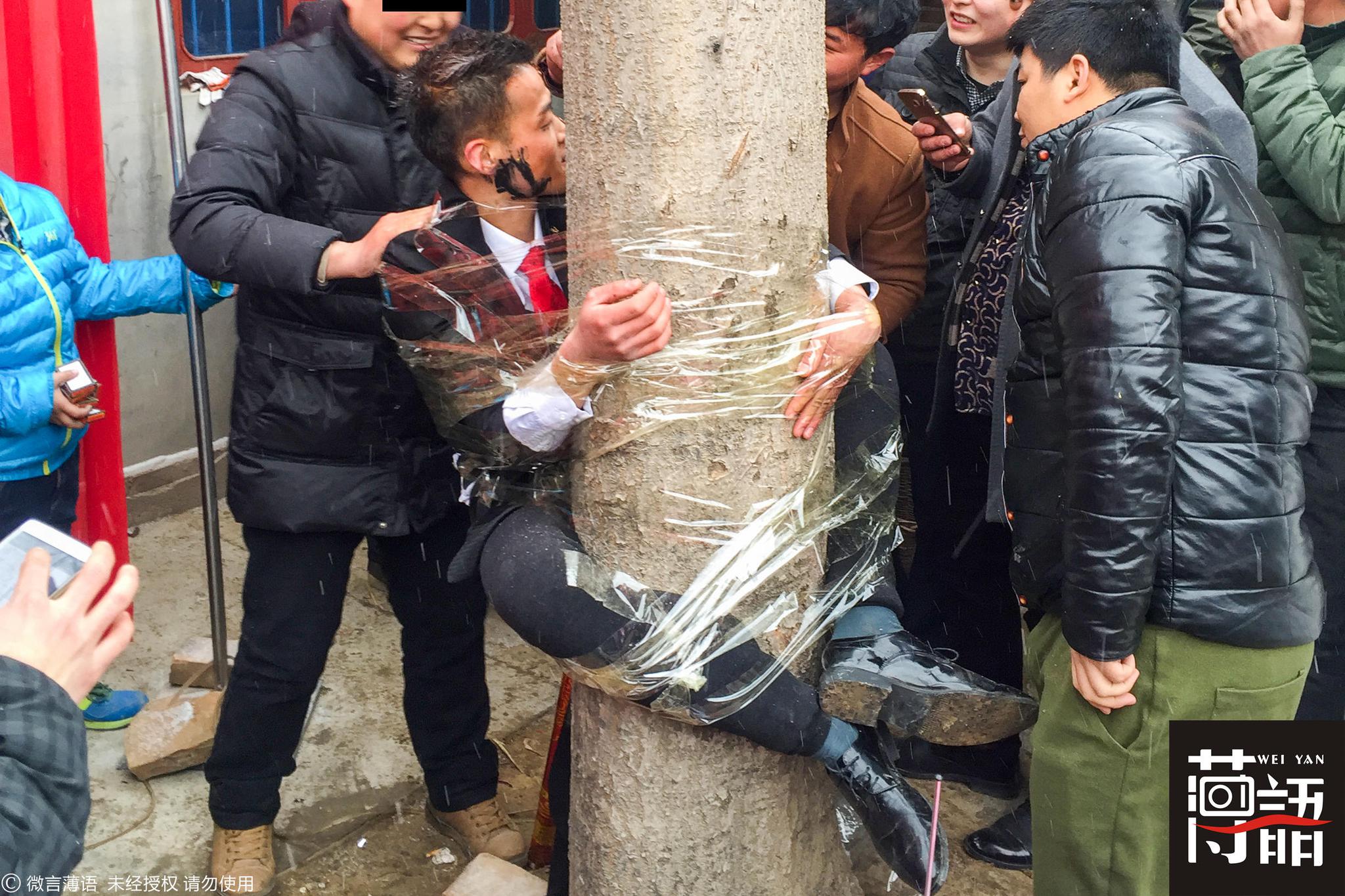 奇葩乡村婚礼:新郎被绑树上,脸上还抹鞋油_高清图集_新浪网