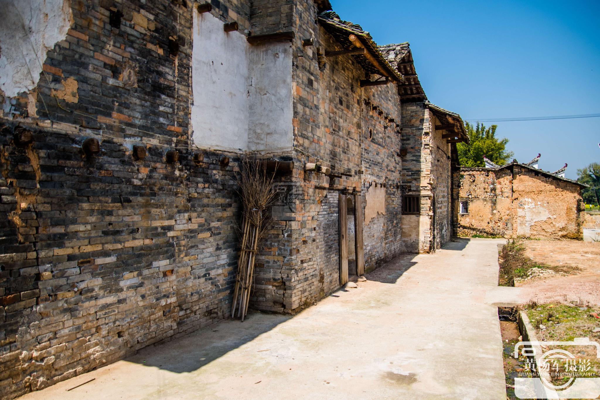 于都县杜田村蓝天下的老屋,斑驳老旧的青砖瓦房,唤醒了美好回忆_高清