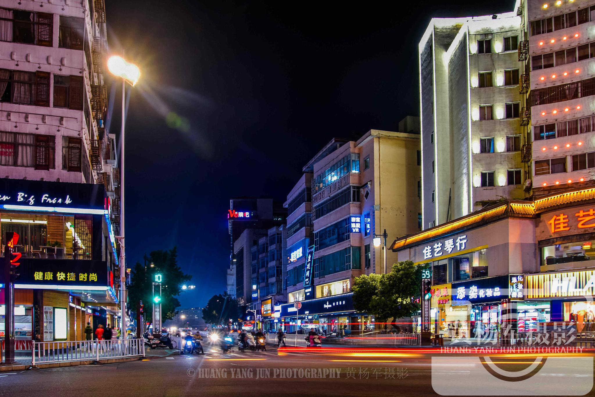 赣州文清路的美丽夜色仍很繁华,小姐姐们逛街购物的首选,看咋样