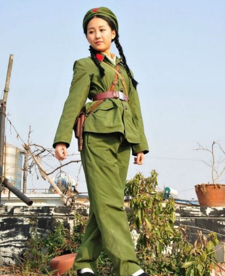 瞧瞧如今的小女孩——激情演绎的65式女兵军服的英姿与风采吧!