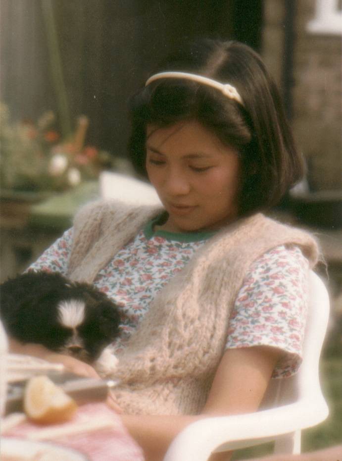 翁美玲老照片:在英国的家中生活的很惬意,时常抱狗狗拍照