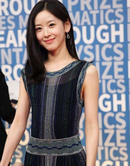 章泽天又把小红帽+羽绒服穿火了，简约又时尚，女神范十足