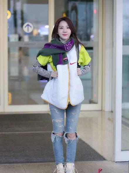 朴山多拉穿白衣露美腿,鞋子却成为亮点,不愧是千玺的女神