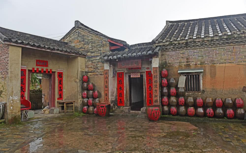 然而,苏家围的屋子仍然是围屋,是融合了中原贵族建筑特点的围屋.