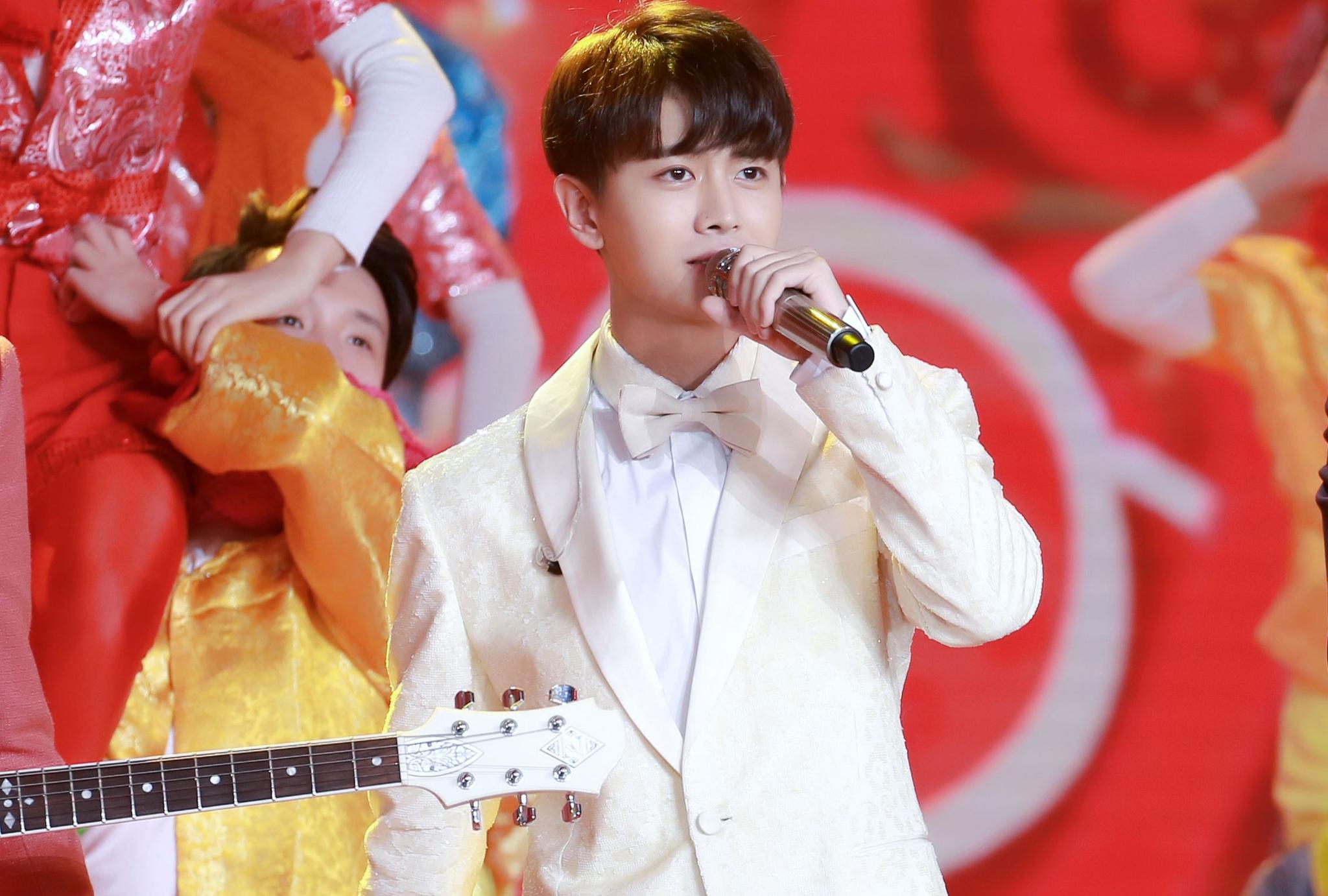 唱演俱佳:任嘉伦、侯明昊、井柏然、李易峰、杨洋、邓伦、张艺兴|任嘉伦|邓伦|侯明昊_新浪新闻