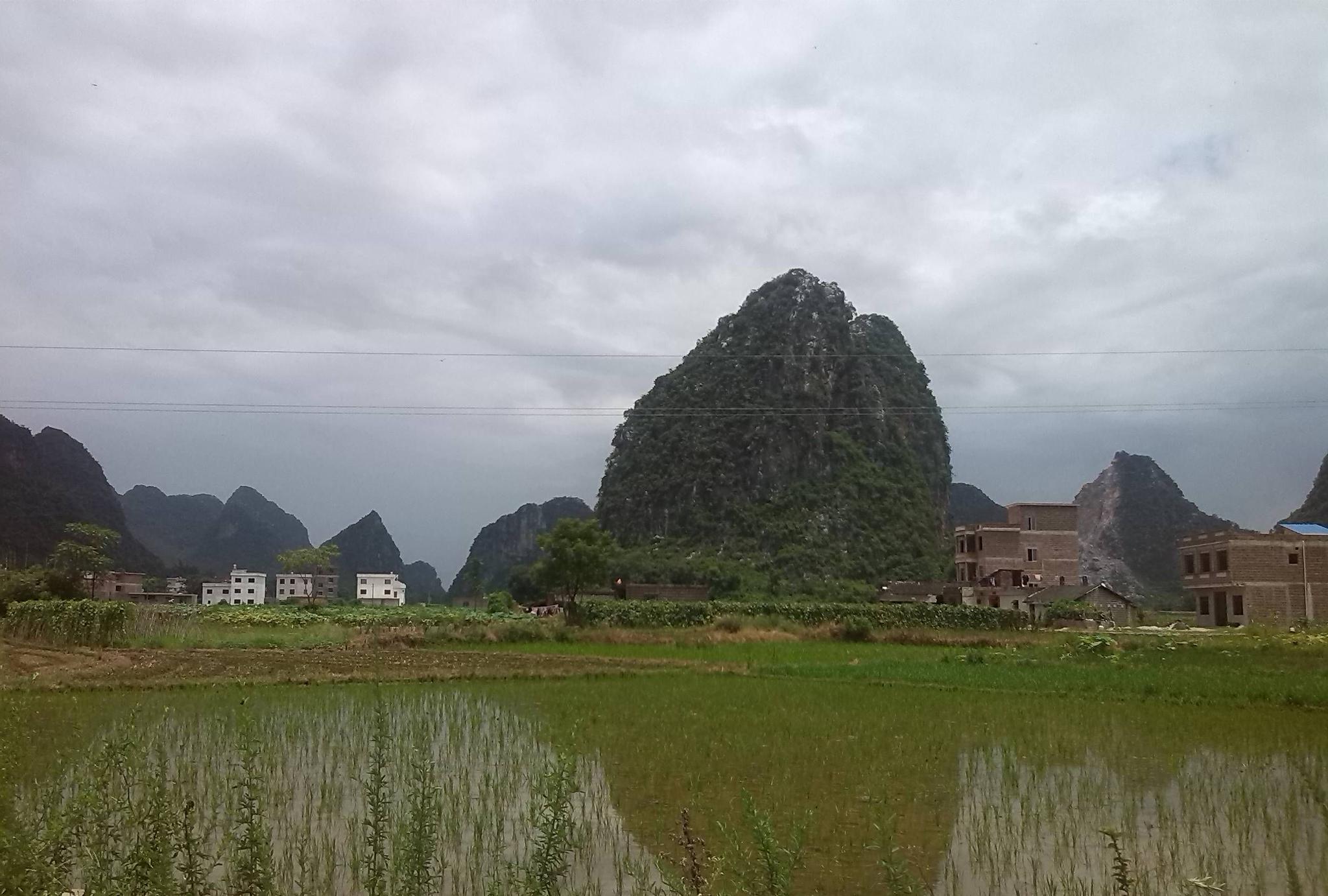 广西贺州农村随拍,这里的山水美,房子也不错