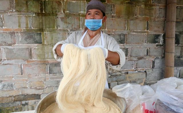 江西金溪:古村现做现卖传统美食藕丝糖(组图)