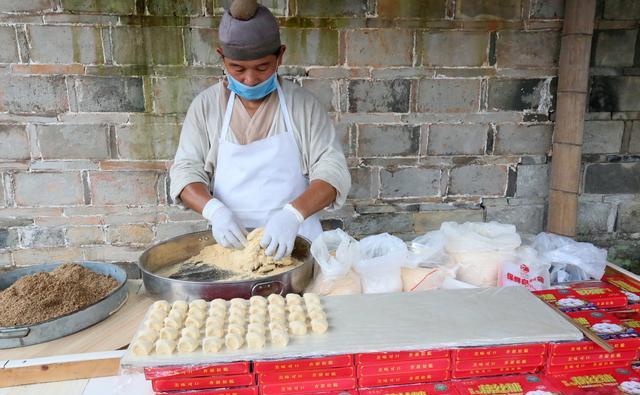 江西金溪:古村现做现卖传统美食藕丝糖(组图)