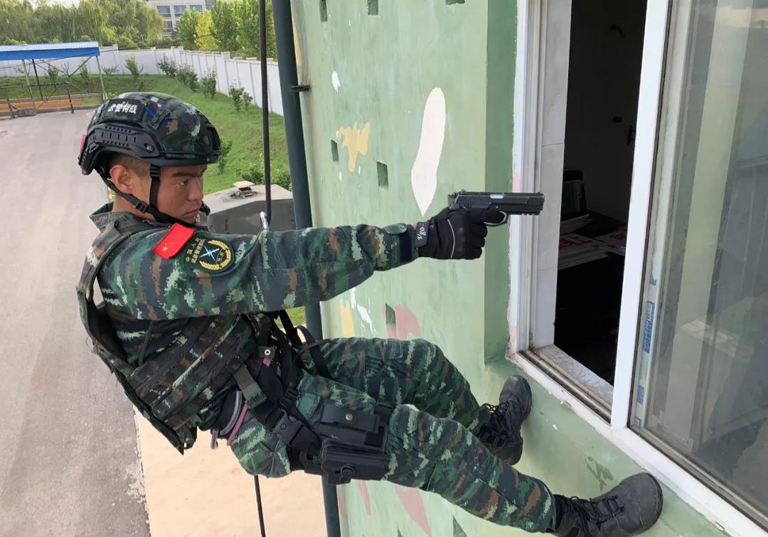 八一特刊!武警兵哥哥坚守38℃练兵场 挥汗如雨苦练硬功