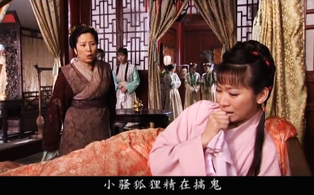 从李嬷嬷的这个动作中可知她在王熙凤面前有些狼狈