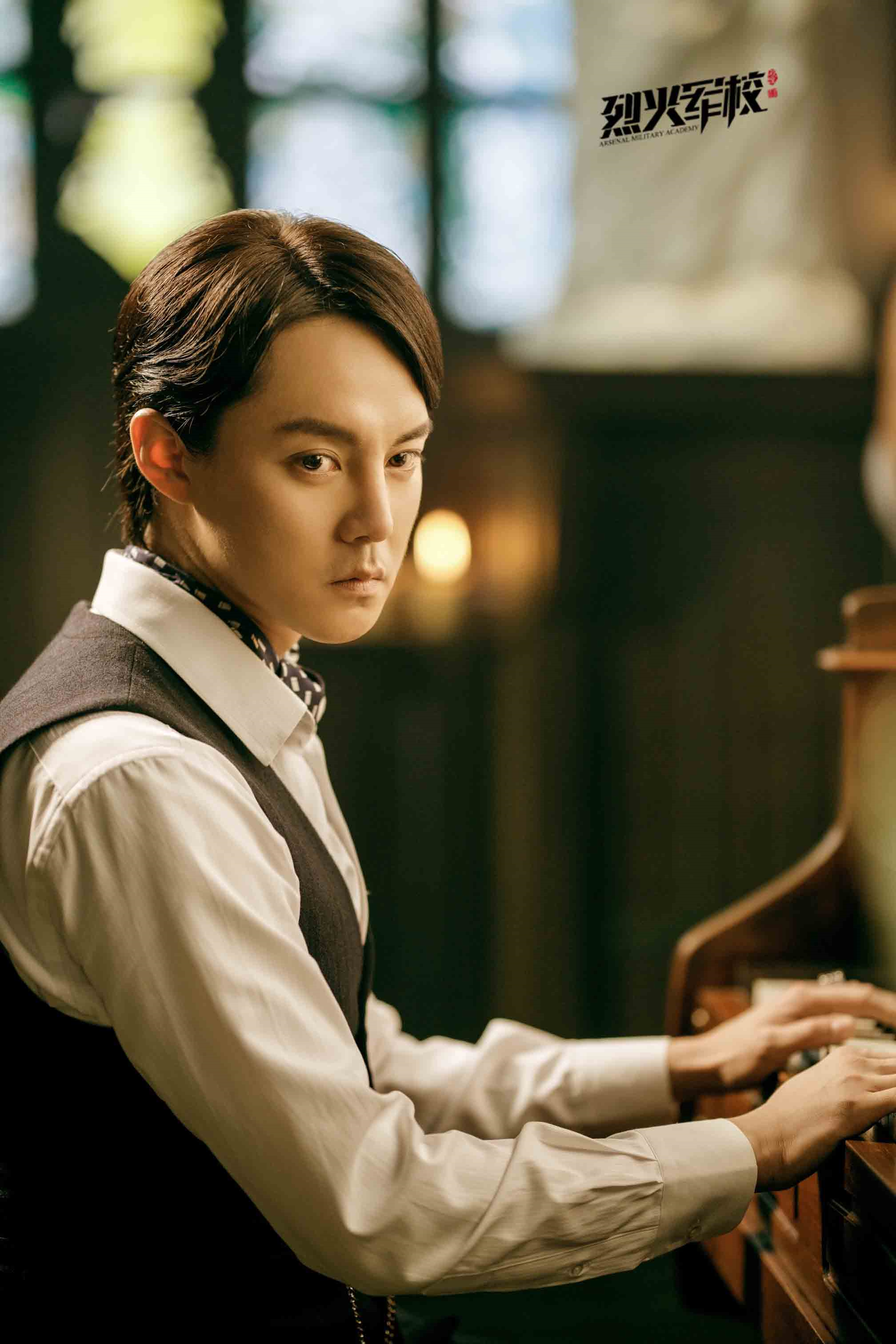 尹正《烈火军校》手风琴惊艳出场 列车对话暗潮汹涌金句打动观众