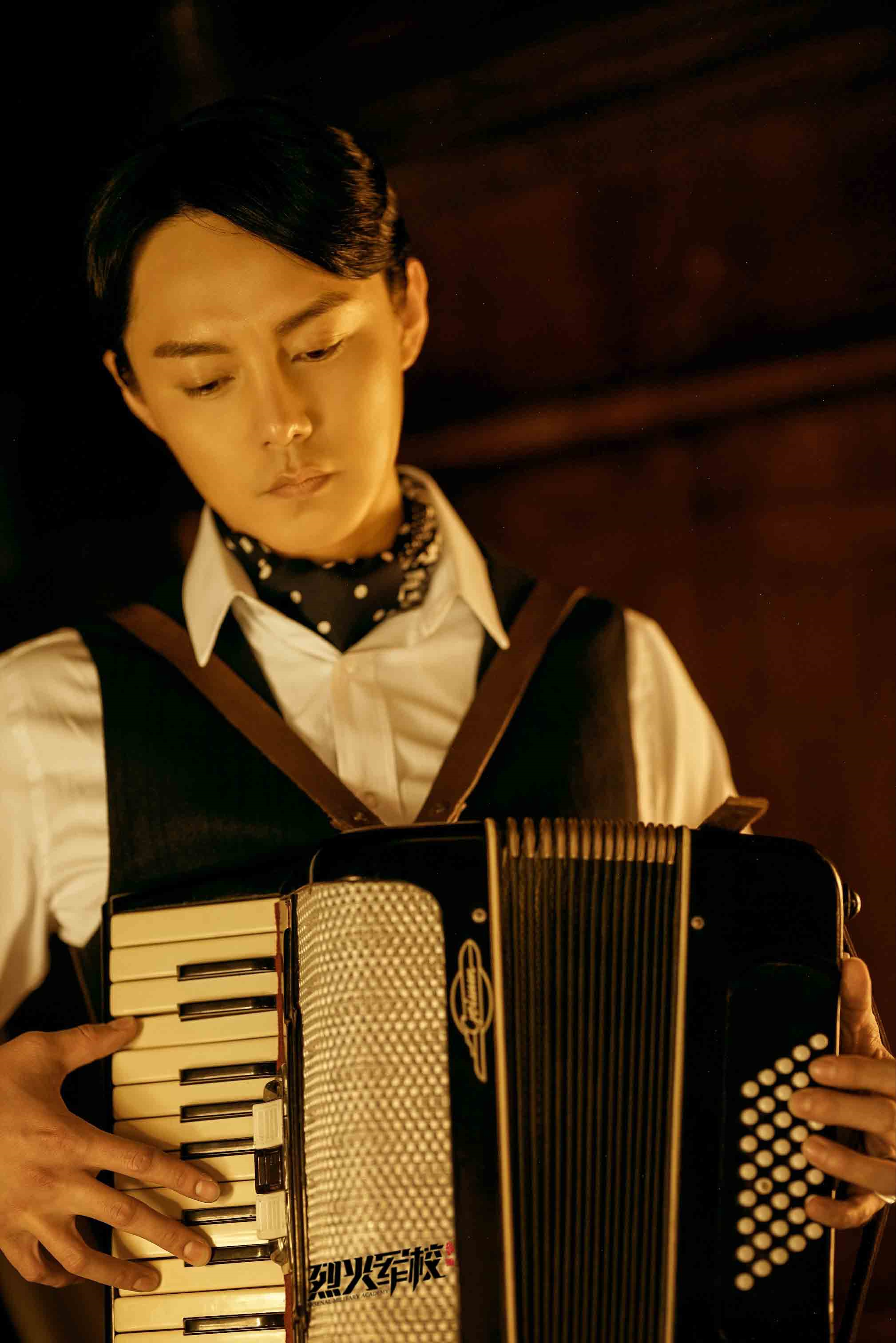 尹正《烈火军校》手风琴惊艳出场 列车对话暗潮汹涌金句打动观众