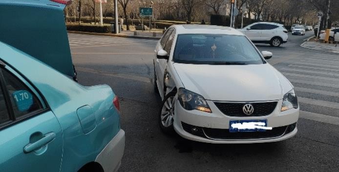 大众宝来遭出租车碰撞导致断轴 网友:看来还是出租车更厉害啊