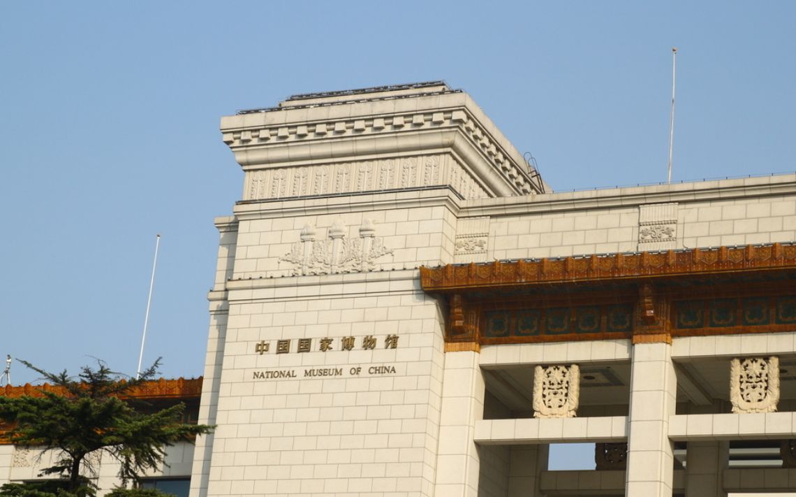 我是小娜,国家博物馆外观很漂亮,很宏伟的建筑,而且非常有意义.