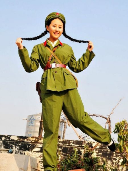 瞧瞧如今的小女孩——激情演绎的65式女兵军服的英姿与风采吧!