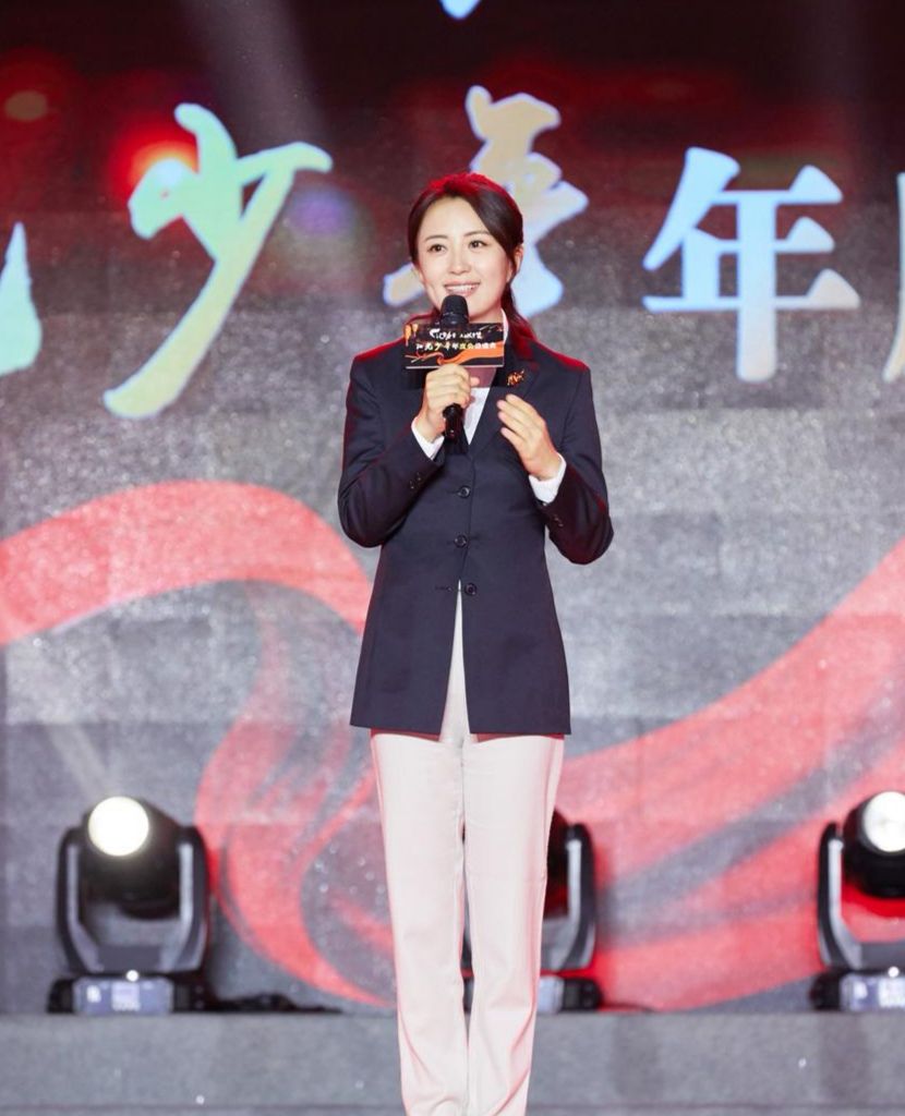 小宋视角:另眼看明星——杨童舒,舍弃自我,传递爱心