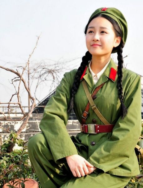 一颗红星头上戴革命的红旗挂两边美眉穿65式军服展芳华
