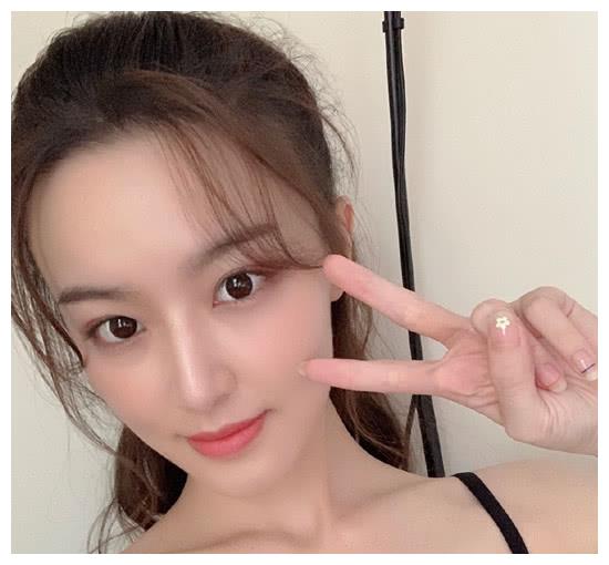 剧中方珍妮的扮演者原名叫做梁婧娴,是中国内地的女演员.