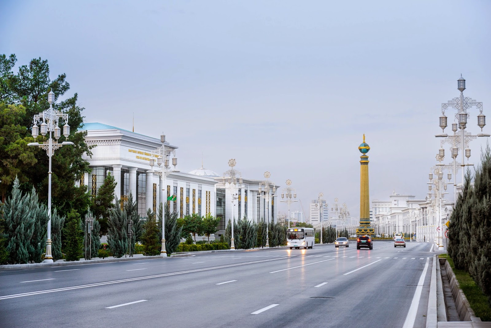 阿什哈巴德是世界上发展最快的都市之一,建筑物表面被清一色伊朗产