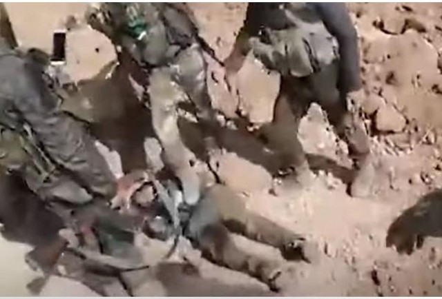 土耳其民兵"脚踩库尔德女兵尸体"高喊:斩首妓女