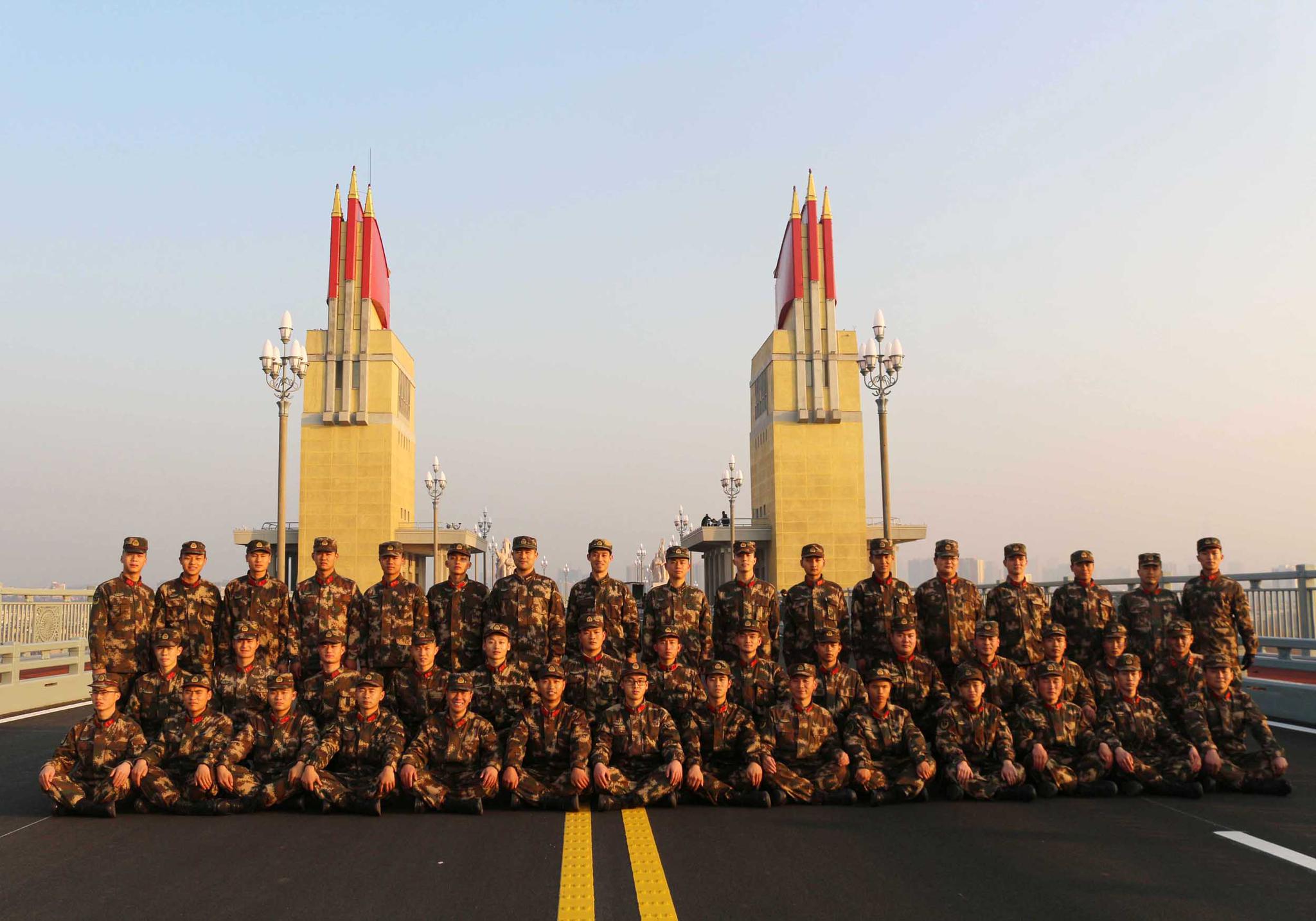 武警守桥兵50年如一日守护南京长江大桥 被誉为"守护神"