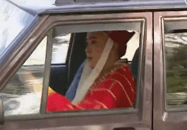 《西游记》拍摄幕后:片场开车的唐僧,被吊在半空的六小龄童