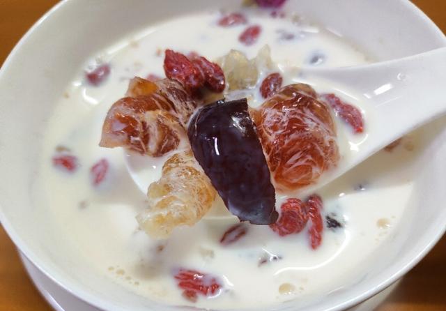 一道美容养颜的甜品汤就做好了,牛奶经过加热后,好香啊,吃的时候再放