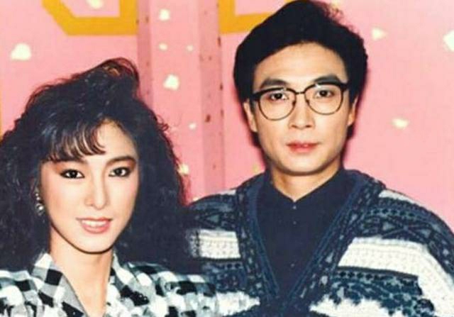 刘松仁与小20岁妻子相爱多年无子女,如今被曝中风步履蹒跚惹人怜