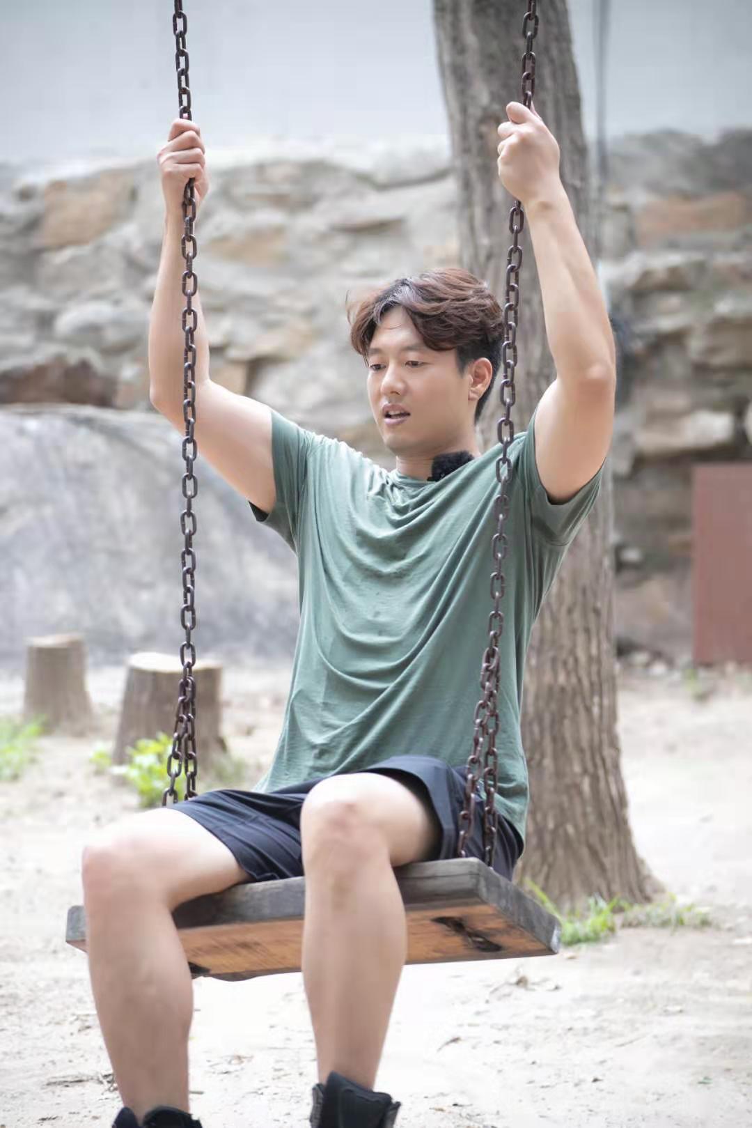 凌潇肃哎呀好身材据悉,由丁晟执导,凌潇肃领衔主演的电影《特警队》将