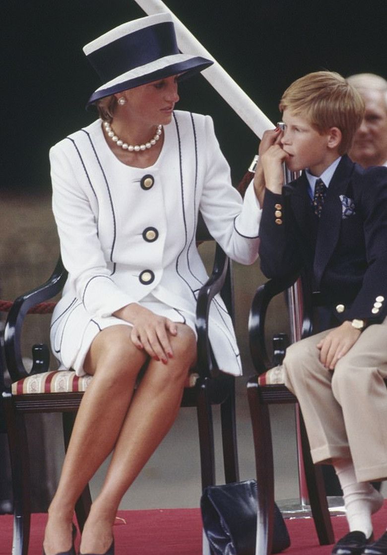 最轻松自在的当然还是她咯|坐姿|英国女王|女性_新浪新闻