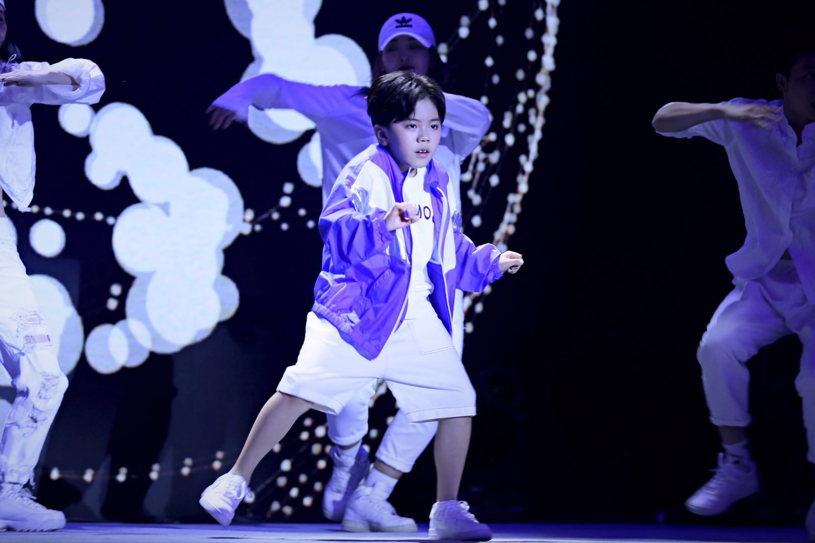 6月1日,张艺兴个人巡回演唱会发布会在北京举行,9岁的小演员卢思宇在