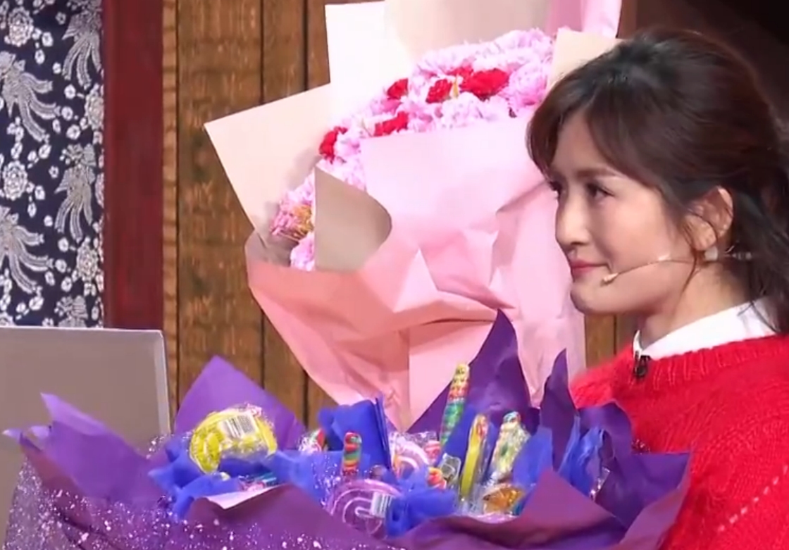 春晚谢娜单膝下跪求婚被拒王迅终在元宵晚会说出我愿意