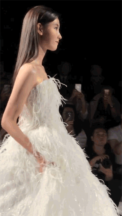 陈都灵上海时装周t台首秀一袭羽毛裙闪耀开场宛如待嫁新娘