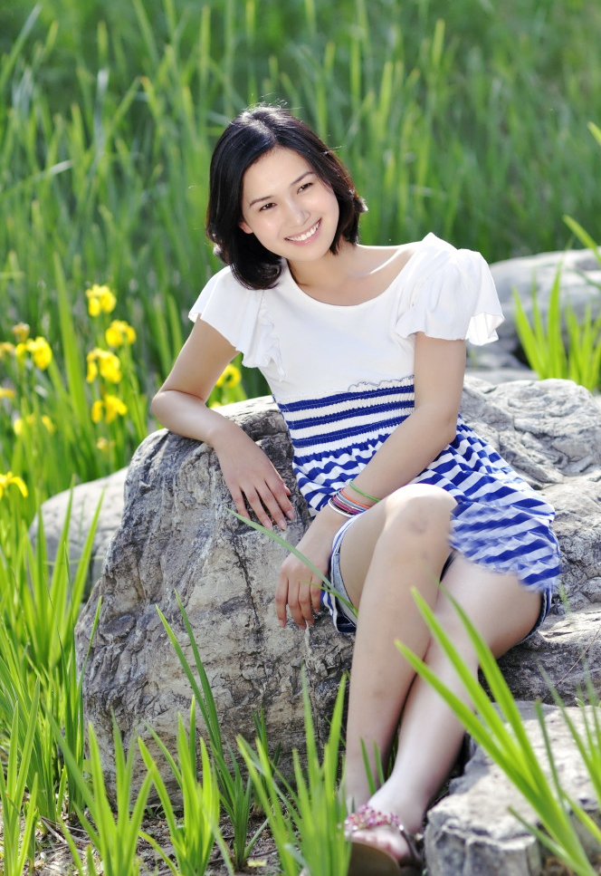 户外阳光下的清甜笑容开心女子