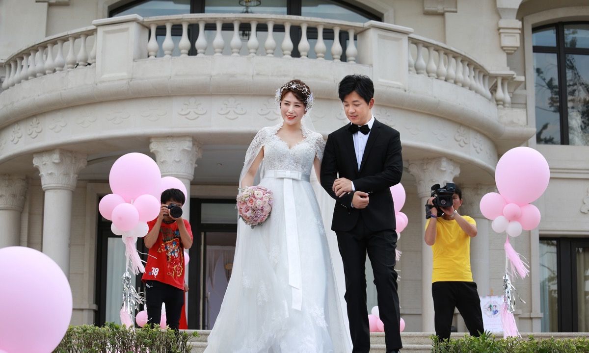 马丽,潘粤明烈日下拍摄婚礼戏,道具气球被高温热爆