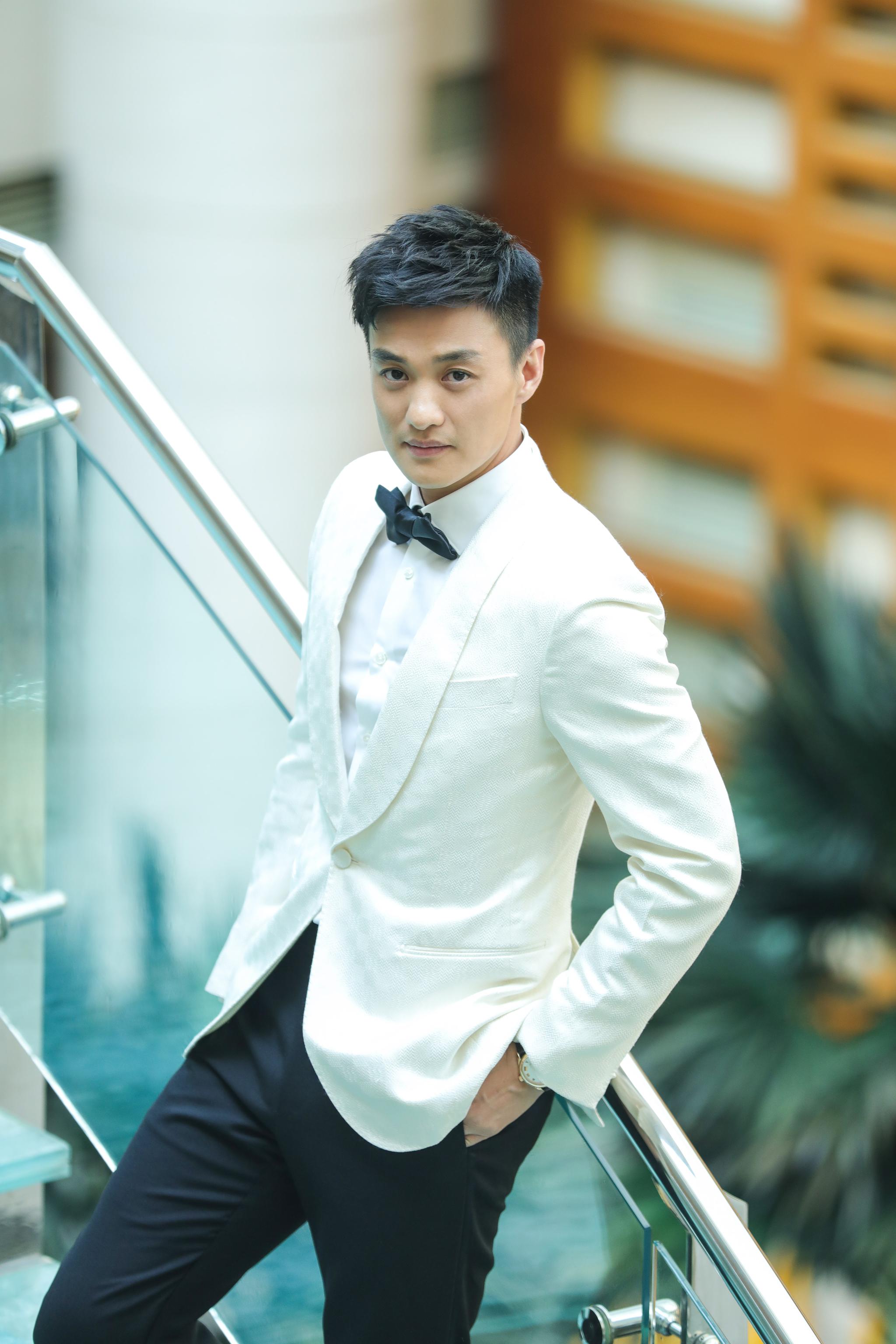 周一围西装搭配金属元素现身上海国际电影节 尽显典雅活力