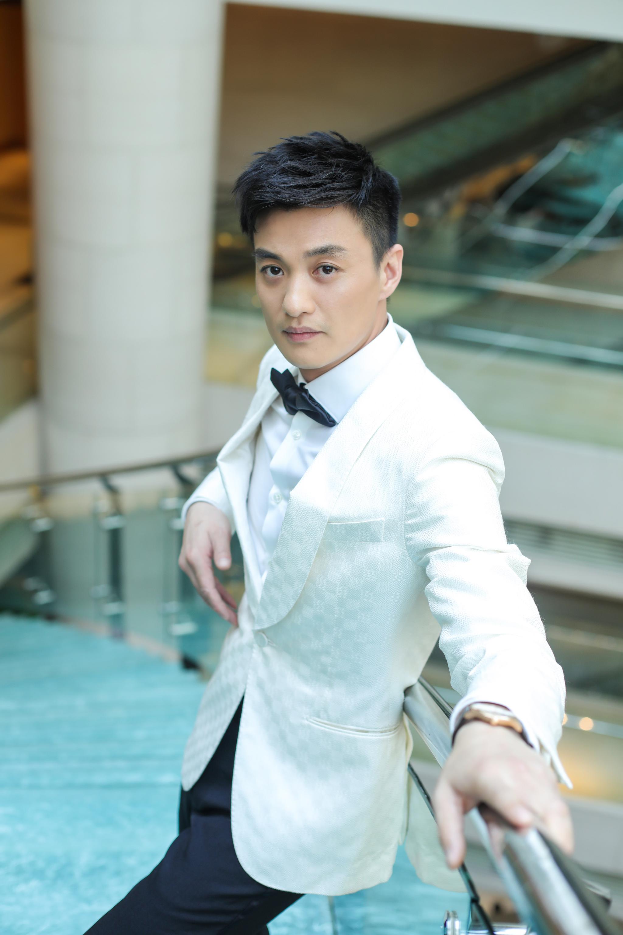 周一围西装搭配金属元素现身上海国际电影节 尽显典雅活力