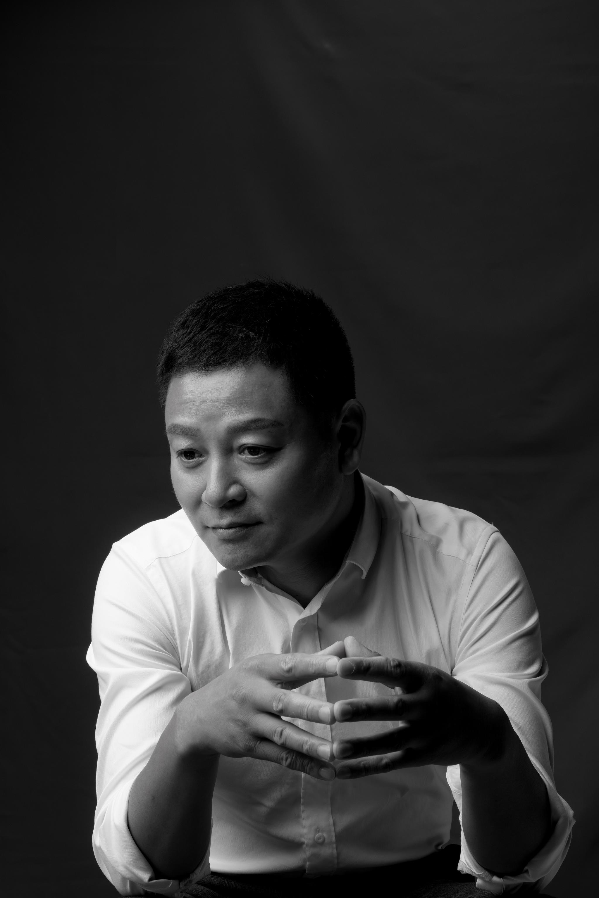 定古楼创始人:杨卫忠先生这件宋代耀州窑青釉狮子顶盘灯,灯盏口沿直径