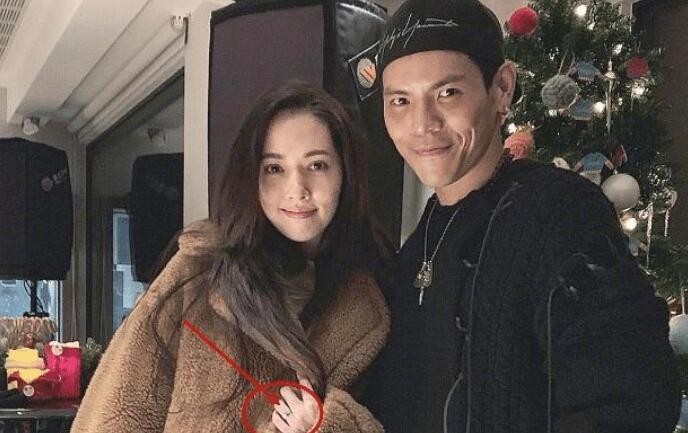 向佐陪郭碧婷过圣诞, 向太王力宏光脚合影, 碧婷