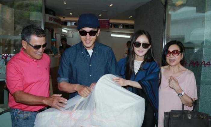 女星生孩子出院:杨幂轻松,杨颖像走秀,而她却是